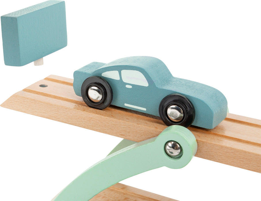 Medinis automobilių tralas su automobiliais