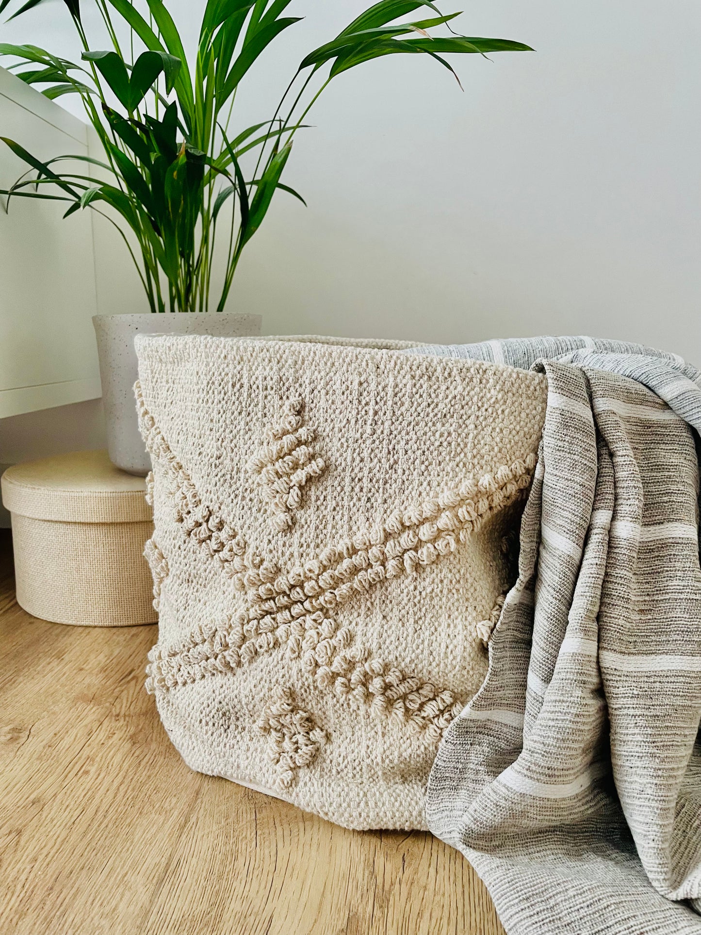 Medžiaginis kreminės spalvos daiktų krepšys