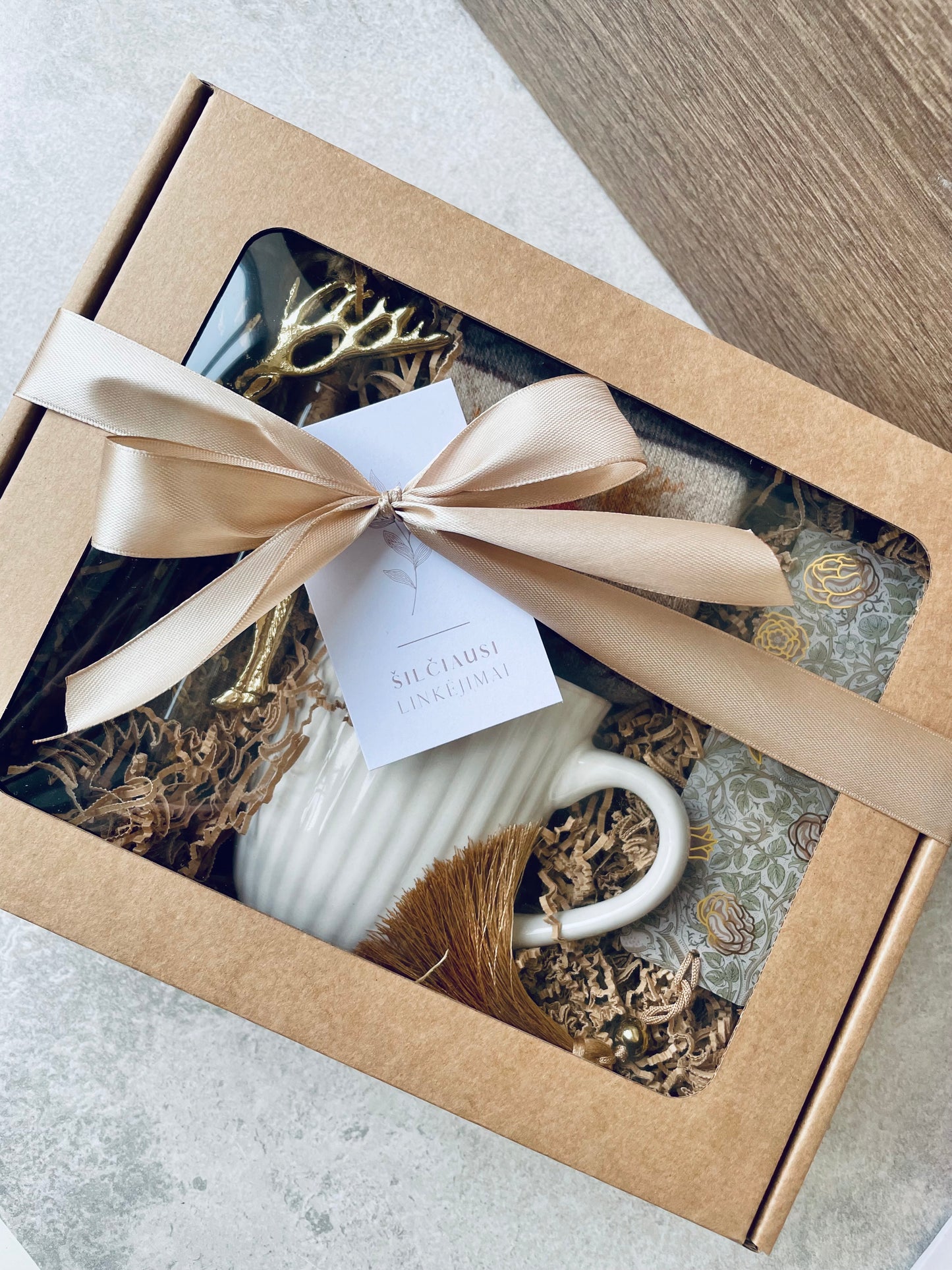 Dovanų rinkinys dėžutėje moteriai