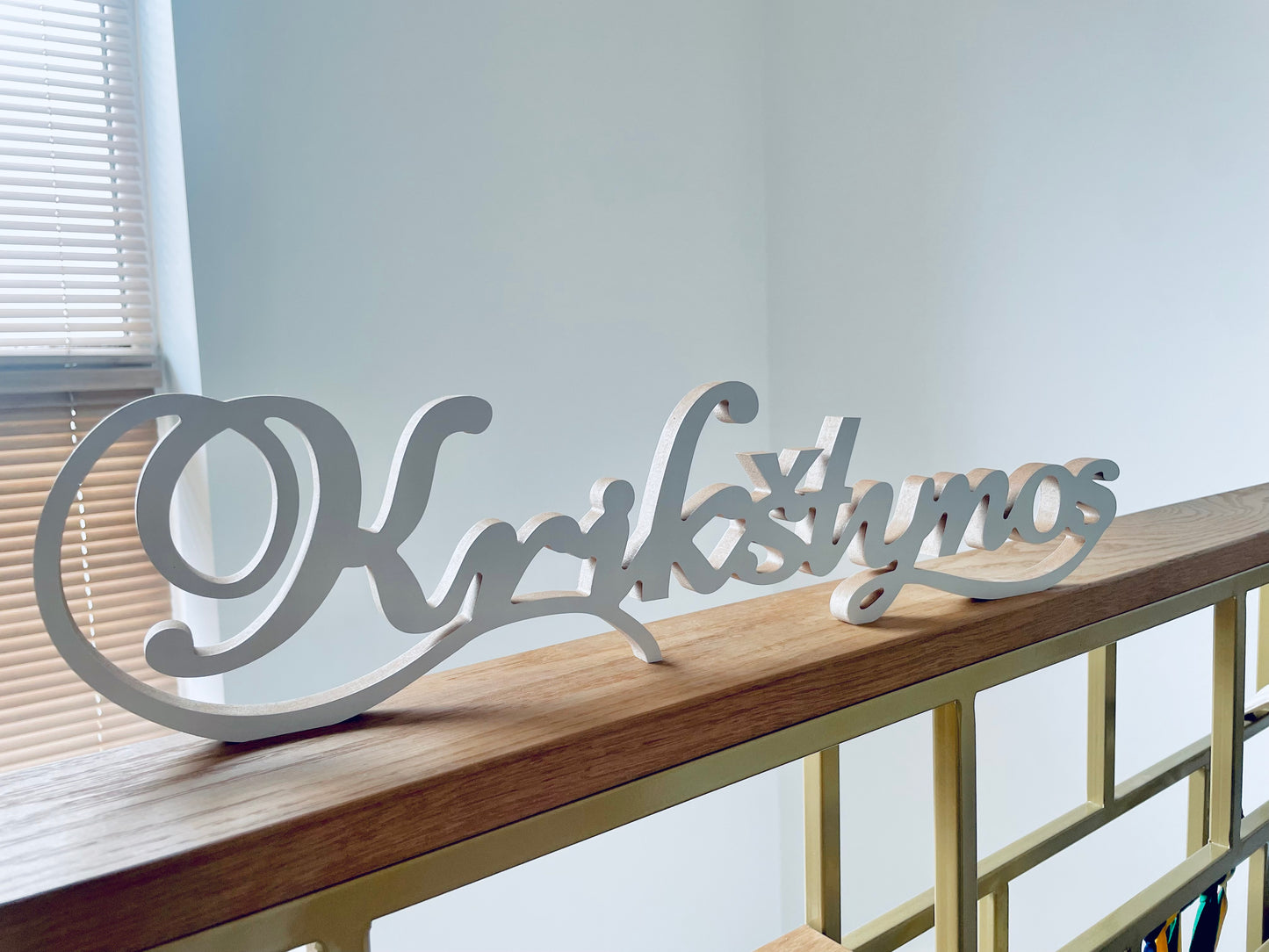 Medinis pastatomas užrašas Krikštynos