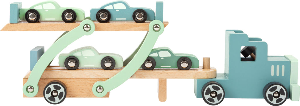 Medinis automobilių tralas su automobiliais